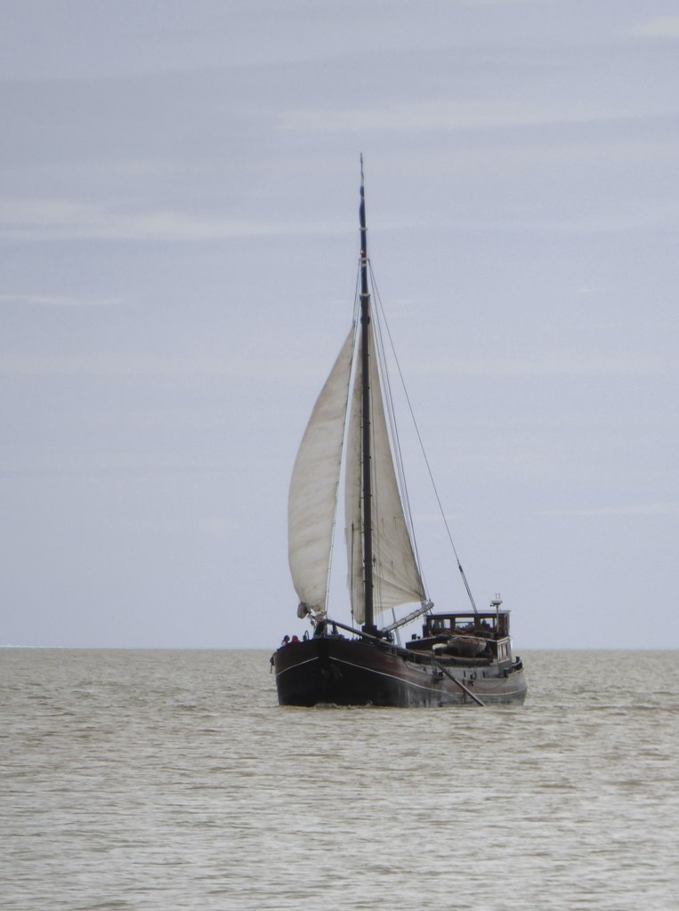 Dutch sailing-barge 'Twee Gezusters' off... © Stefan Czapski cc-by-sa/2 ...