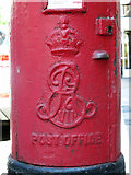 TQ0584 : Edward VII postbox, High Street - royal cipher by Mike Quinn