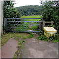 Gate at the western end of Poplars Road, Mardy