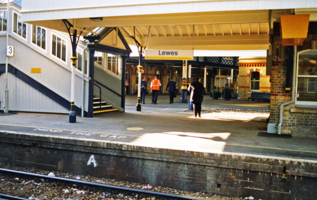 Lewes station, 2000: northward from Platform 4 towards centre of station