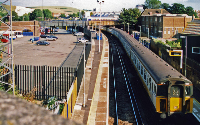 Lewes station, 2000: eastward along Platforms 1 and 2