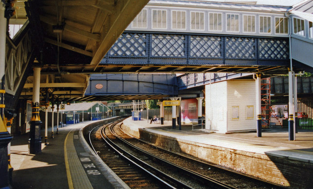 Lewes station, 2000: westward on Platform 4 towards Brighton