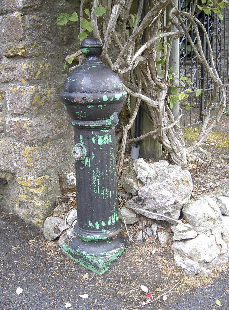 Water pillar in Bell Square © Neil Owen ccbysa/2.0 Geograph