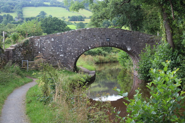 Bridge 129, Monmouthshire & Brecon Canal © M J Roscoe cc-by-sa/2.0 ...