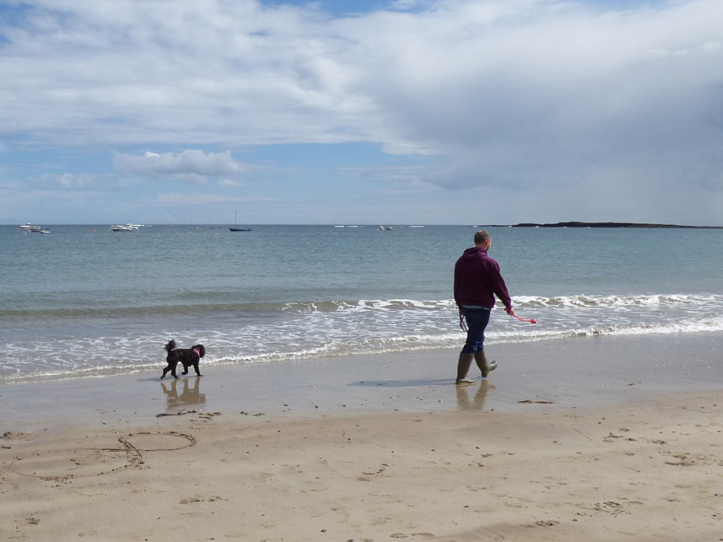 Newton Haven with man and dog © Stephen Craven cc-by-sa/2.0 :: Geograph ...