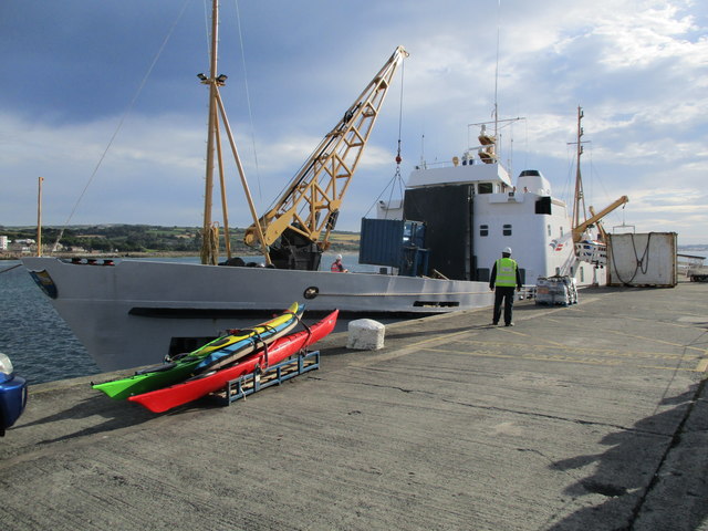 Scillonian III  unloading  a  container  at  Penzance