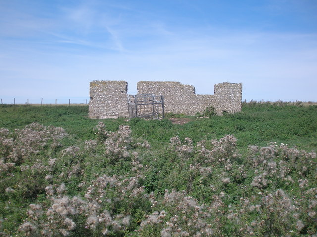Ruined, flint-walled cottage, Frost Hill