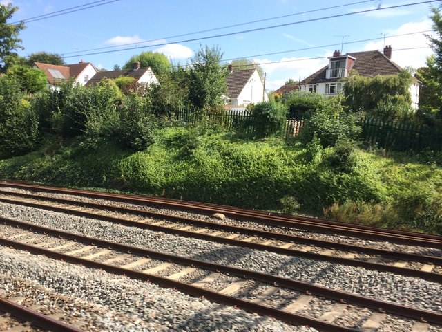 View from a Reading-Swindon train - Houses on Wallingford Road, Cleeve