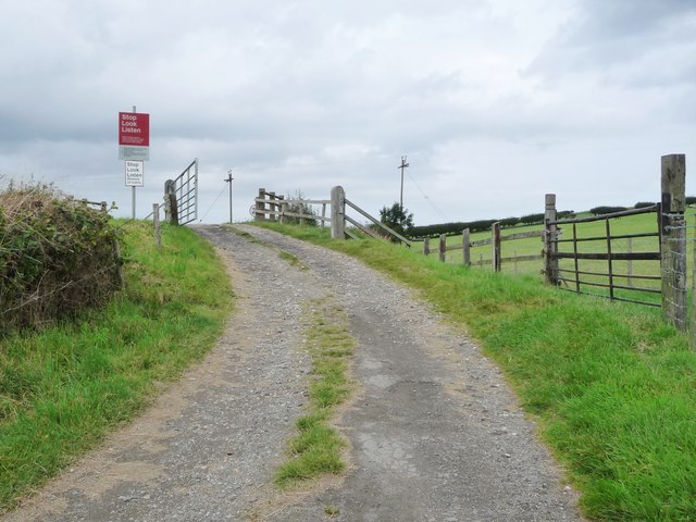 Approaching the level crossing near Shepherd's House