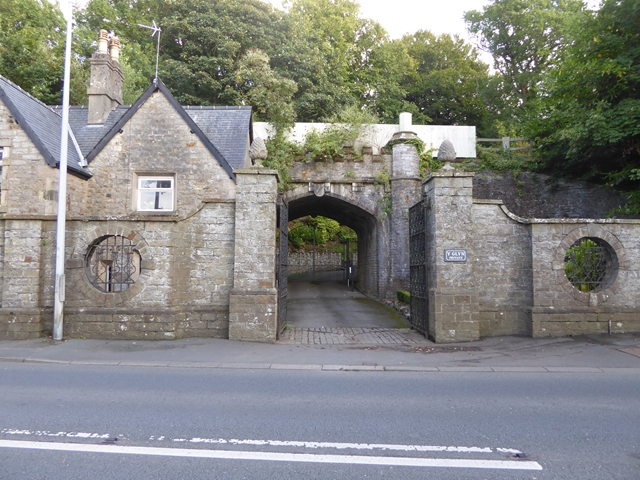 Gatehouse to Y Glyn © Oliver Dixon cc-by-sa/2.0 :: Geograph Britain and ...