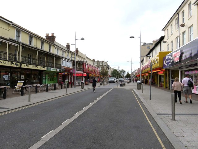 Pier Avenue in Clacton © Steve Daniels cc-by-sa/2.0 :: Geograph Britain ...