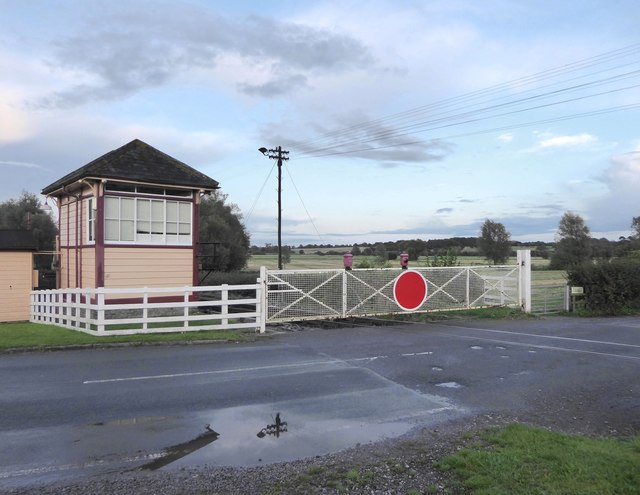 Signal Box And Level Crossing Gate At C Stefan Czapski Cc By Sa 2 0 Geograph Britain And Ireland