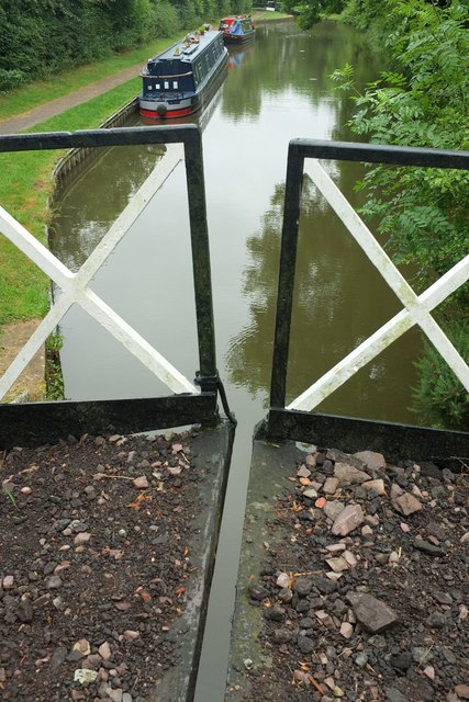 Showing the split in the bridge, Stratford Canal