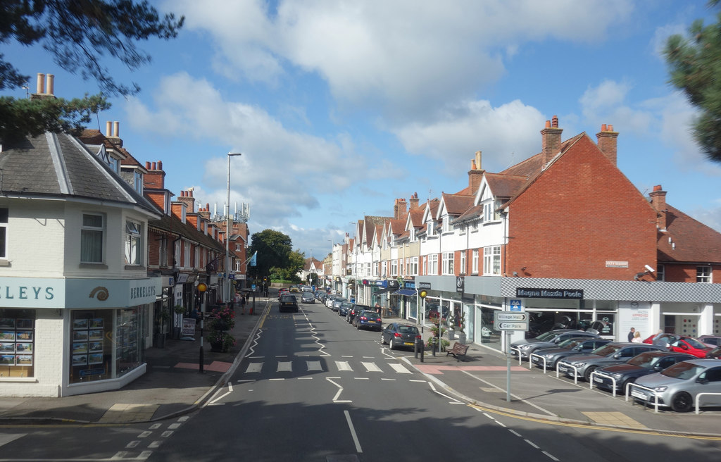 Western Road, Canford Cliffs © Des Blenkinsopp cc-by-sa/2.0 :: Geograph