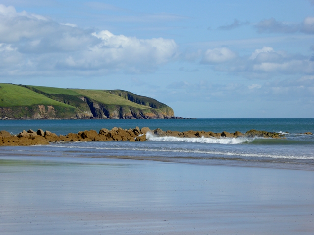 Rocks at the northern end of Clonea... © Oliver Dixon cc-by-sa/2.0 ...