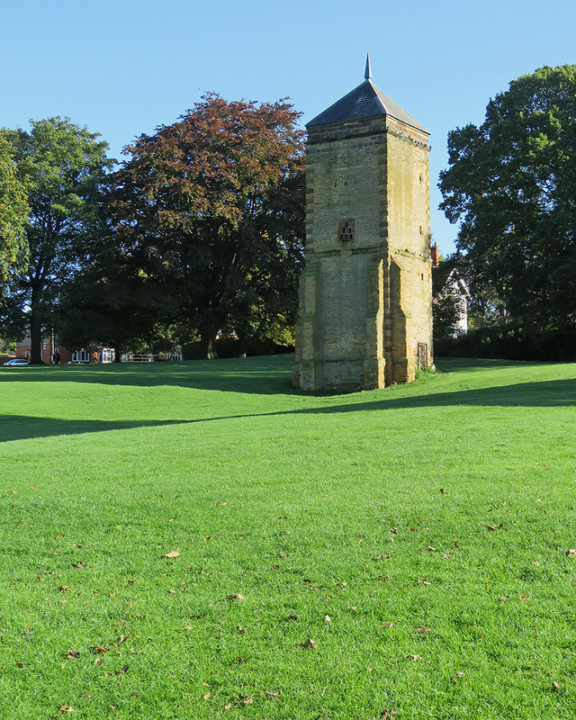 Northampton Abington Park tower © John Sutton ccbysa/2.0 Geograph