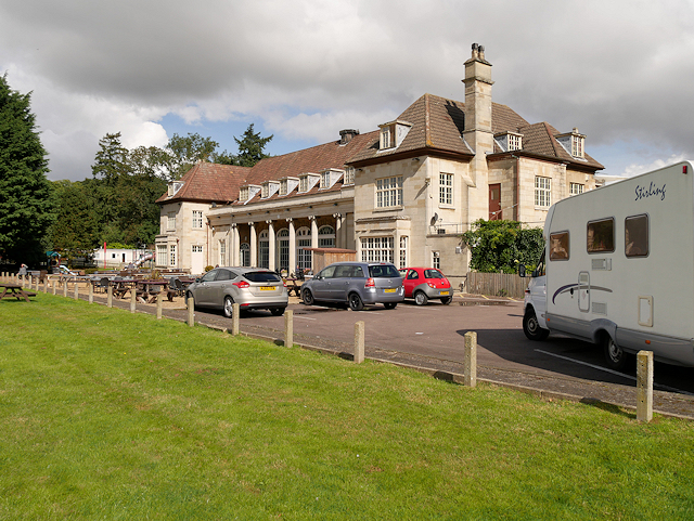 Overstone Manor © David Dixon cc-by-sa/2.0 :: Geograph Britain and Ireland