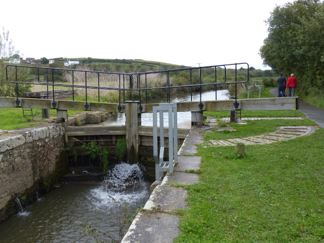 Lock on the Bude canal, with footpath to the right