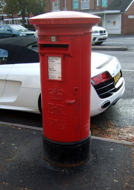 Elizabeth II postbox on Weston Road, Stafford