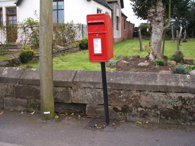 Elizabeth II postbox on Hanbury Road, Anslow Gate