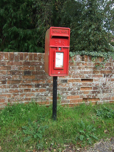 Elizabeth II postbox on Church Road, Thorpe