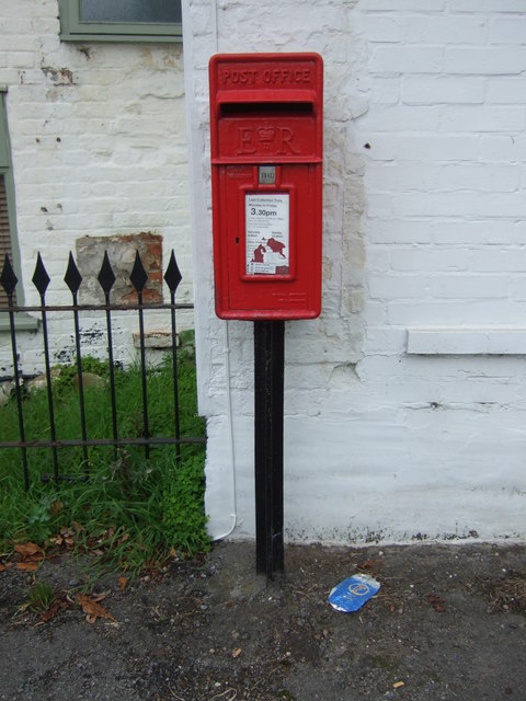 Elizabeth II postbox on Thorpe Road, Haddiscoe
