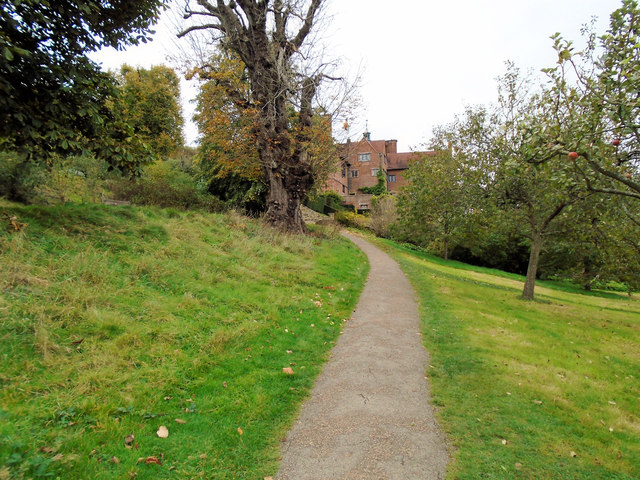 Path near Chartwell entrance