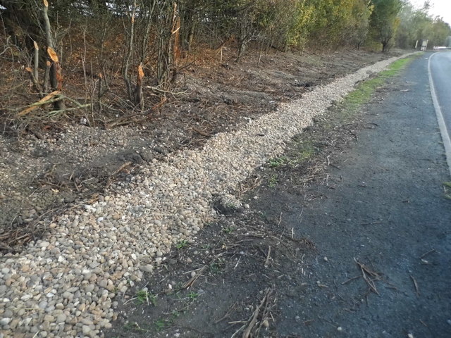 Gravel verge on the A509, Tickford End