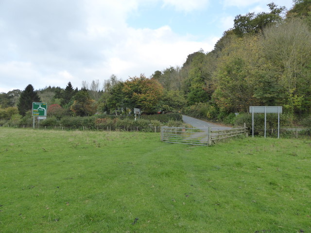 Footpath across the pasture near Marshbrook