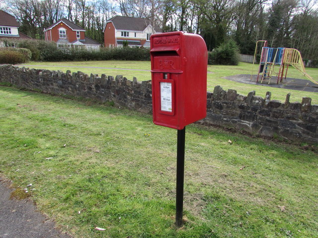 Queen Elizabeth II postbox, Cory Park, Llantarnam, Cwmbran
