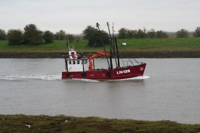LN129 "Boy Steven", cockling boat, registered in Kings Lynn, running home on a high tide up the Witham (1)