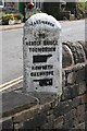 Guide post at Akroyd Lane / Keighley Road junction