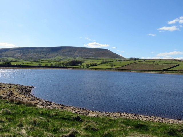 Lower Black Moss Reservoir, Pendle - area information, map, walks and more