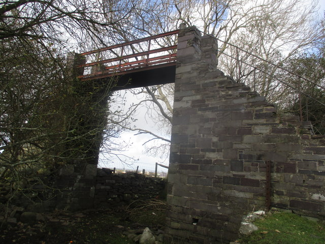 Pont droed dros reilffordd lechi Dinorwig / Footbridge over the Dinorwig slate railway