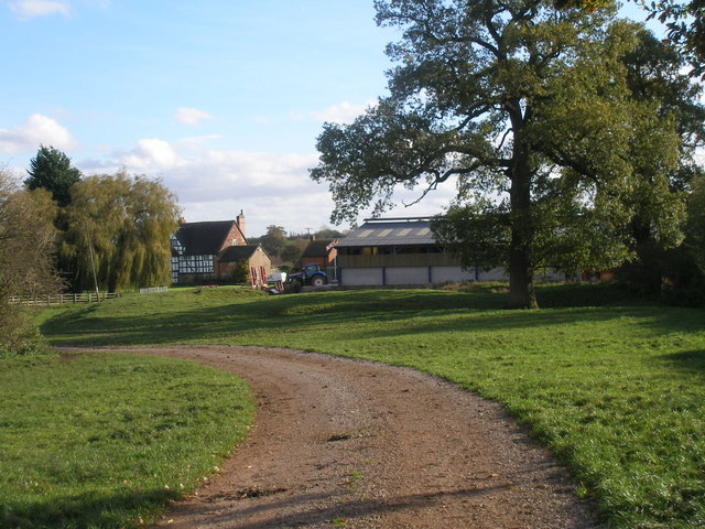 Approaching Lower Castle Hayes Farm