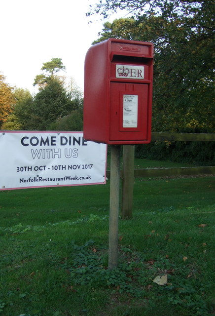 Elizabeth II postbox on Hunstanton Road, Heacham