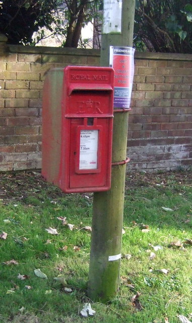 Elizabeth II postbox on Ringstead Road, Heacham