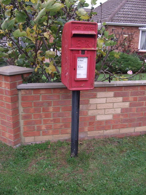 Elizabeth II postbox on Lamsey Lane, Heacham