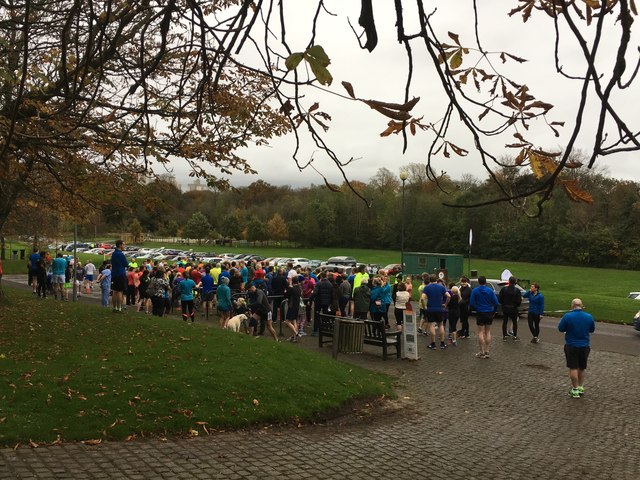 Runners gather at the start of the Pollok parkrun