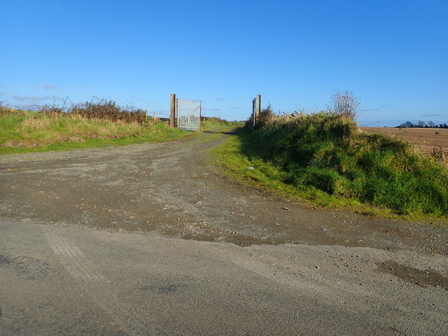 Lane leading to a gravel pit north of... © Eric Jones cc-by-sa/2.0 ...