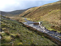 NH6020 : Small dam on the Allt Uisg an t-Sidhein by Richard Law