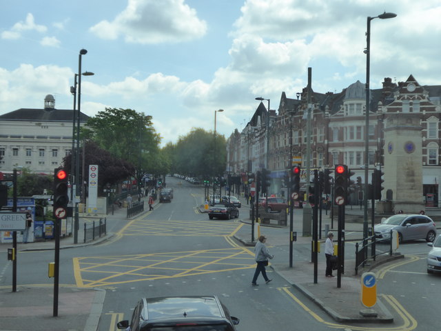 Traffic lights at the junction of Golders Green Road and Finchley Road