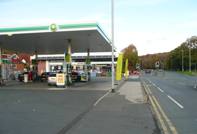 bp-filling-station-and-spar-shop-humphrey-bolton-cc-by-sa-2-0