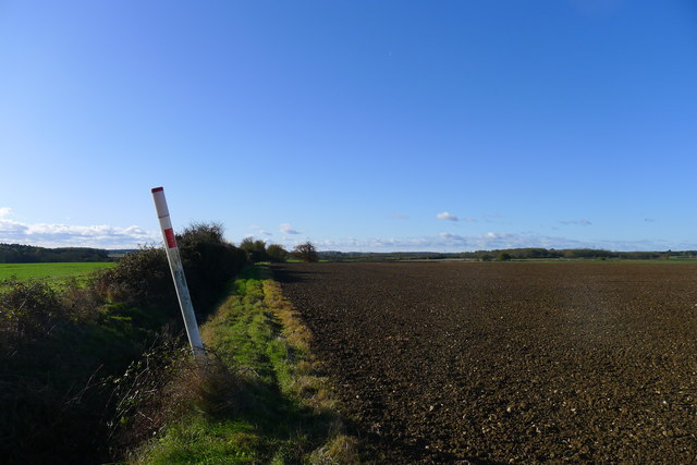 Pipeline marker in field north of Braceborough