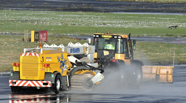 Taxiway clearance, Belfast City Airport (December 2017)