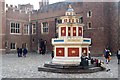 TQ1568 : Hampton Court Palace - base court fountain by N Chadwick