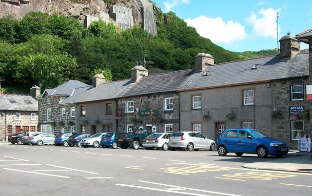Houses and businesses on the east side of Sgwar Tremadog Square