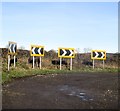 Arwyddion ffordd yn troi / Bend in road signs