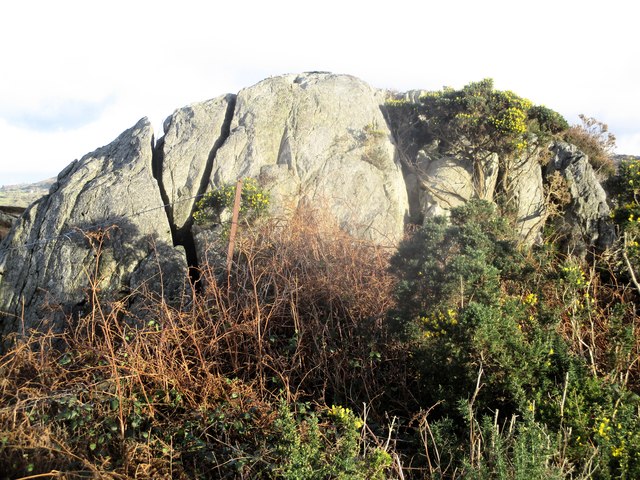 Maen hollt / A split boulder