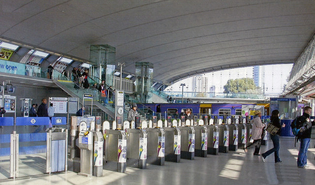 Stratford Low Level, barriers of Jubilee Line platforms, 2007